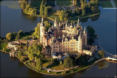 Vous irez en Allemagne pour terminer ; il s'agit là du château de Schwerin :