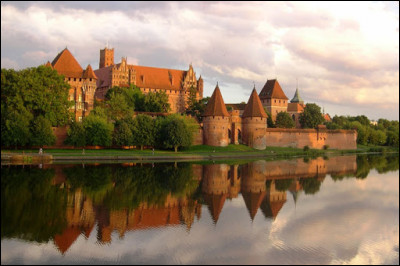 Il vous faut aller en Pologne pour ce premier château, la forteresse teutonique de Marienbourg, construite aux XIIIe et XIVe, modifiée dans les siècles suivants, puis en grande partie reconstruite au XXe siècle :