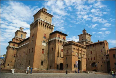 C'est en Hongrie que vous irez pour voir ce château, construit à la fin du XIVe siècle et reconstruit au XVIe :