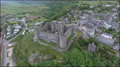 C'est en Grande-Bretagne, au pays de Galles, que vous verrez ce château fort construit au XIIIe siècle :