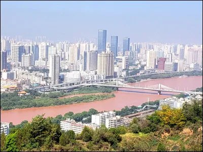 Lanzhou, 2 millions d'habitants, est une ville d'...