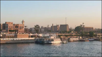Louxor, 500 000 habitants, est une ville d'...