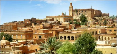 Laghouat, 150 000 habitants, est une ville d'...