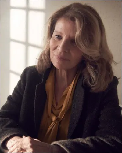 Finissez la réplique : "Je me fane lentement, mais sûrement. Dans cette _ _ offerte par ton père" - Anne Pellegrini