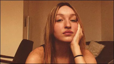 Finissez la réplique : "Dans la vie, t'as 2 catégories de mecs : t'as les _ et les _. Les _, ils en n'ont rien à foutre, ils viennent t'envahir sans demander ton avis, puis t'as les _, un peu comme toi d'ailleurs, qui pense que les femmes sont des petites choses fragiles qui ont toujours besoin d'être protégées. Bah tu sais quoi, c'est marrant, moi les 2 me cassent les couilles" - Claire (jeune)