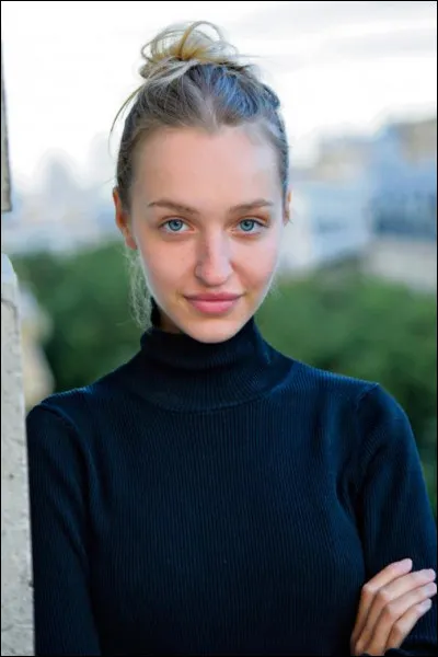 Finissez la réplique : "Ok ... T'es le seul mec que j'arrive à supporter donc techniquement t'es _ de ma vie" - Claire (jeune)