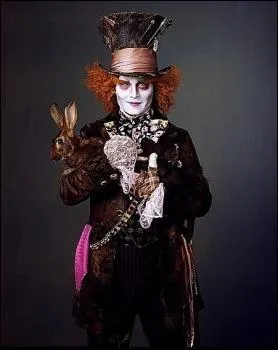 Pourquoi le chapelier veut-il qu'Alice reste ?