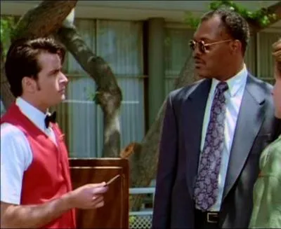 Qui joue le r�le d'un groom un peu trop envahissant ?