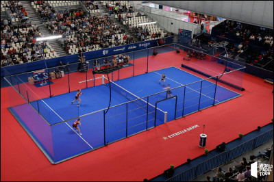 Ce sport de raquette, combinant des éléments du tennis, du squash et du badminton, se joue uniquement en double sur un demi-court de tennis.