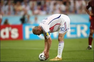 Sur un terrain de football,  quelle distance de la ligne de but est le point de penalty ?