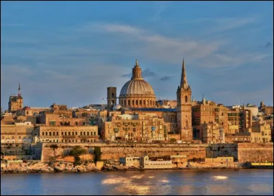 Quelle est cette ville fondée en 1566, capitale de l'archipel maltais, entourée de fortifications qui épousent le littoral ?