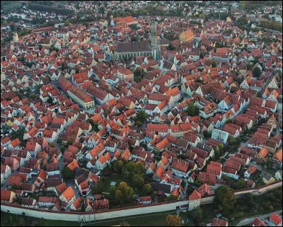 Quelle et cette ville allemande de Bavière entourée d'un mur médiéval avec 5 portes d'accès et 11 tours ?