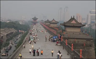 Quelle est cette ville, ancienne capitale de la Chine pendant 1 000 ans sous 73 empereurs, cité entourée par les remparts les plus larges du monde ?