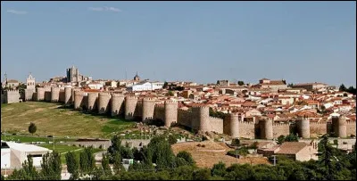 Quelle est cette cité espagnole perchée à 1 282 m d'altitude, entourée de remparts avec 9 portes d'accès et 88 tours ?