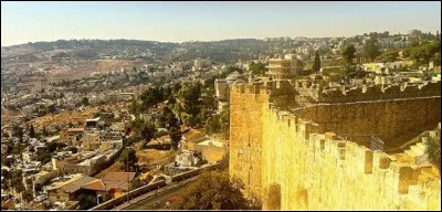 Quelle est cette ville sainte pour le judaïsme, le christianisme et l'islam, entourée de murs de 5 à 20 m de haut sur une longueur 4 300 mètres et comprenant 35 tours de garde ?