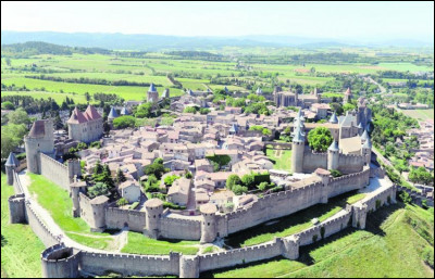 Quelle est cette commune de l'Aude dotée d'une imposante muraille médiévale crénelée qui protège la cité ?