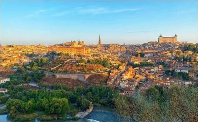 Quelle est cette ville espagnole, cité aux trois cultures, chrétienne, musulmane et juive, cernée par une muraille romaine en pierre et en brique qui est percée de 11 portes d'accès ?