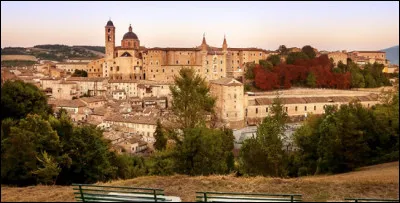 Quelle cette ville italienne perchée sur un colline, entourée de 3 cercles de fortifications, le premier romain et les deux autres médiévaux ?