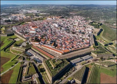 Quelle est cette ville portugaise ceinturée par des remparts en forme d'étoile d'une longueur de 4 kilomètres et percés de 3 portes d'accès ?