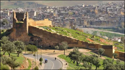 Quelle est cette ville impériale du Maroc entourée de fortifications comprenant une série de remparts, de forts et de casbahs ?