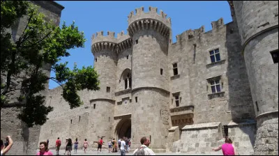Quelle est cette ville grecque, capitale de l'ile du même nom ,cité fortifiée par les chevaliers de Saint-Jean par un système très complexe de murs, de chicanes, de bastions et de remparts avec 11 portes d'accès ?
