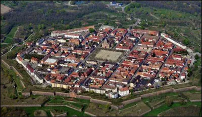 Quelle est cette ville alsacienne fortifiée par Vauban avec des fortifications en forme d'étoile à 8 branches ?