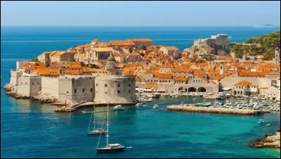 Quelle est cette ville croate de la côte dalmate avec des remparts qui comptent 17 tours et 5 bastions ?