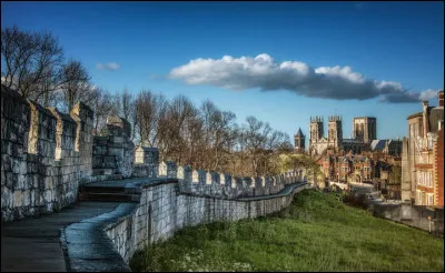 Quelle est cette ville anglaise âgée de 2 000 ans sise dans le comté de Yorkshire, entourée d'un muraille romaine de 5 kilomètres