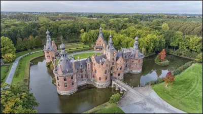 C'est en Belgique que vous verrez ce château construit au XIIe, détruit à deux reprises, et reconstruit au XVIe dans un style Renaissance :