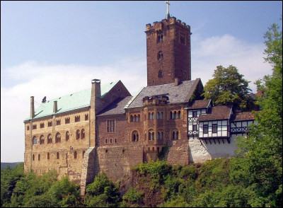 Dans quel pays verrez-vous ce château perché sur son éperon rocheux ? Des constructions de différentes époques se sont ajoutées au château construit à la fin du XIe siècle.