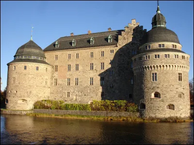 Vous irez en Suède, à Orebro, pour voir ce château du XIVe siècle, rénové aux XVIe et XVIIIe :