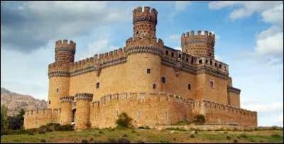 Ce palais-forteresse, édifié au XVe siècle, se trouve en Espagne :