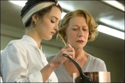 Ce film raconte l'histoire d'une querelle entre deux restaurants adjacents Saint-Antonin-Noble-Val : l'un est exploité par les Kadam, une famille indienne récemment arrivée, et l'autre est "le Saule Pleureur", restaurant étoilé de Madame Mallory (Helen Mirren). Quel est le titre français de ce film ?