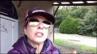 Comment se nomme cette youtubeuse qui a beaucoup d'humour et qui tient un blog ?