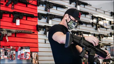 Je joue un rôle dans "Luke la main froide".
Je suis...