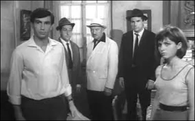 J'ai un rôle dans le film "L'Arnaqueur".
Je suis donc :