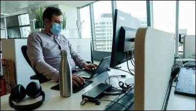 Tu pars au travail, il y a grève d'école pour les enfants et aucun baby-sitter disponible. Tu dois laisser tes enfants seuls à la maison. Que fais-tu ?