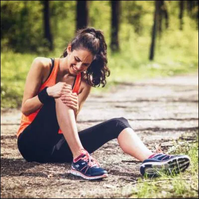 Quelle blessure, caract&eacute;ris&eacute;e par une perte totale de contact des surfaces d�une articulation, est aussi appel&eacute;e d&eacute;bo&icirc;tement ?