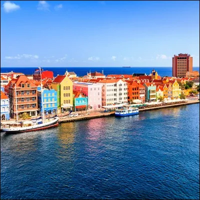 Quelle boisson est une liqueur d�orange originaire des Antilles ?