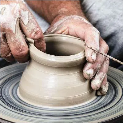 Quel type de r&eacute;cipient, en porcelaine, en c&eacute;ramique ou en verre, est le soliflore ?