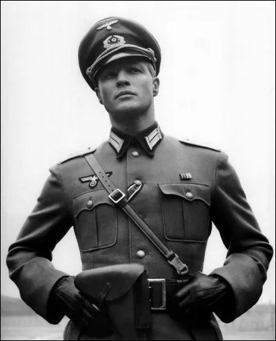 Quel est ce film, avec Marlon Brando, Montgomery Clift et Dean Martin dans les rôles principaux, qui retrace les destins croisés d'un officier de la Wehrmacht (Brando) et de deux soldats américains entre 1938 à 1945 ?