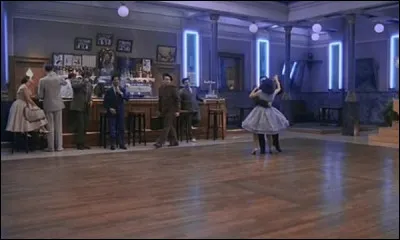 Dans une salle de bal redéfile l'histoire de la France, des années 20 aux années 80, au gré des musiques qui ont rythmé ces décennies : quel cinéaste italien a réalisé "le Bal" en 1983 ?