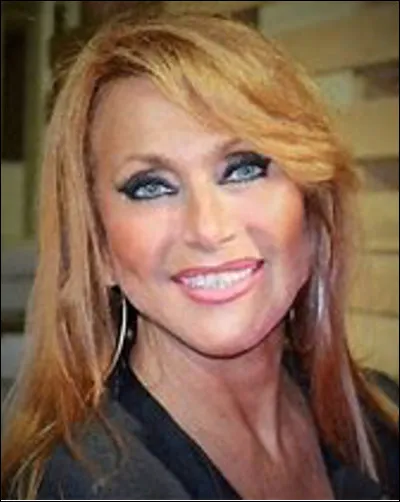 Qui est cette Julie, chanteuse, née le 1er mai 1955 à Douera ?