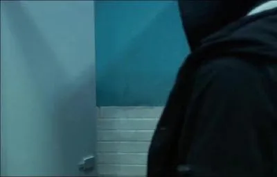 Que fait-il lorsque le chauffeur le cherche dans les toilettes ?