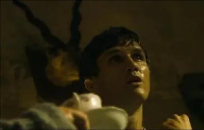 N'ayant plus d'essence, il trouve une maison sur la route, esprant rappeler la police de l. La maison est occupe par :