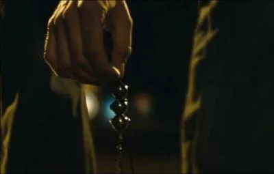 Lorsqu'il ramasse le collier de sa copine, il se rend compte qu'elle a probablement :