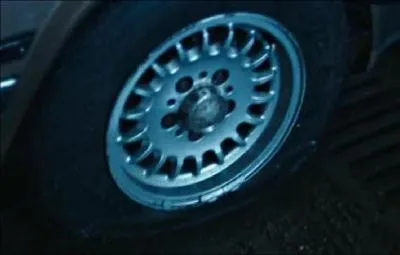 Il tente alors de prendre sa voiture pour la poursuivre, mais quelqu'un lui a crev les pneus. Qui ?