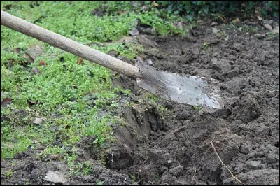 Ceci est un outil régional, appelé "fraïe", que l'on trouve en zone de marais. Mais où donc ?