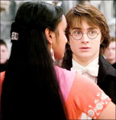 Dans "Harry Potter et la Coupe de feu", lors du bal de No&euml;l, qui est la cavali&egrave;re d'Harry ?
