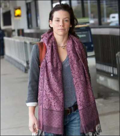 Elle est dans la rue sans être maquillée. Qui est-elle ?